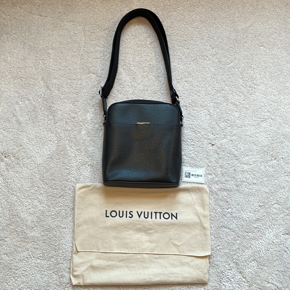 Louis Vuitton Anton Pochette - Picture 2 of 15